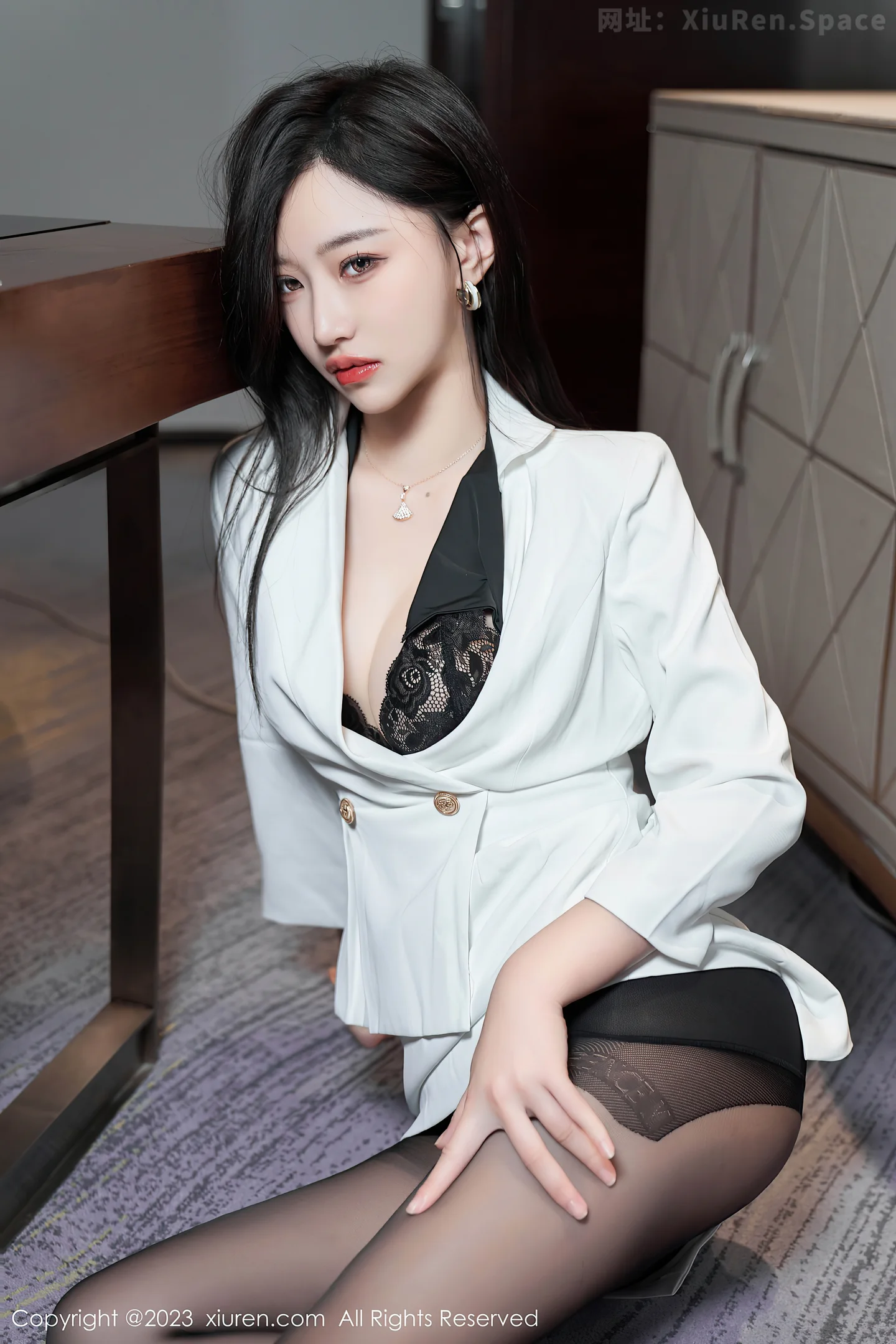 图片[3]-[XiuRen秀人网]2023.06.12 VOL.6900 妙可可Cheese 白色OL制服与黑色透视连衣裙加黑丝美腿性感私房写真集-秀人网官方网站